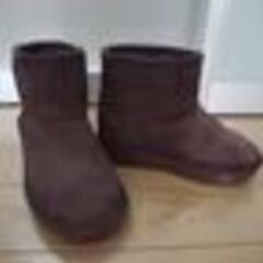 暖かい茶色ブーツ 4~6才位 走ると底が光り子供の居場所が夜でもすぐ分かるの画像