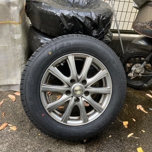 引取限定　ヴォクシー　80系　ハイブリッド装着　新品スタッドレス4本+アルミホイール+ナットセット