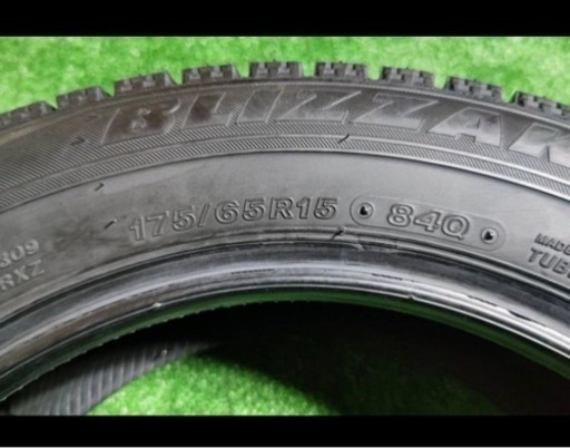 〈お取引中〉中古タイヤ　【引き取り限定】タイヤのみBRIDGESTONE BLIZZAK VRX 175/65R15 84Q 2020