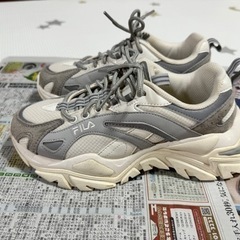 年末セール フィラのスニーカーの画像