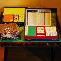 麻雀卓と麻雀牌の画像