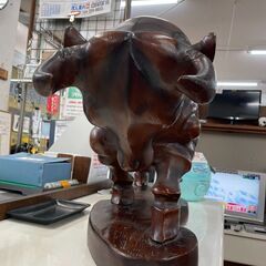雄牛の木彫り No.10859 オブジェ 置物 闘牛 【リサイクルショップど