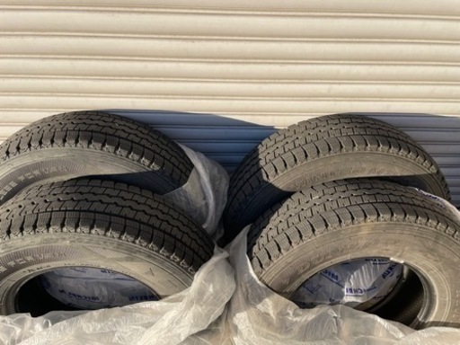 ハイエース　キャラバン等に！　スタッドレスタイヤ4本！