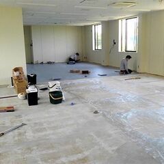 ▼床張り内装の現場作業員：正社員▼早上がりでも日給補償で収入も安定♬ 未経験&ブランクがあっても安心★ 誰でもちゃーんとスキルアップできますよ◎の画像