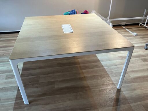 【大幅値引き！】IKEA 会議用テーブル 大正方形 電源タップ収納付き 木目ホワイト 140 × 140 × 75