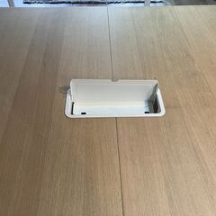 【大幅値引き！】IKEA 会議用テーブル 大正方形 電源タップ収納付き 木目ホワイト 140 × 140 × 75の画像