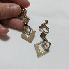 イヤリング　ダイヤ　ベージュホワイトの画像