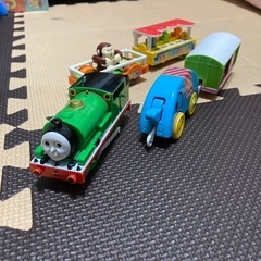 機関庫トーマス　プラレール　パーシーと動物貨車セット