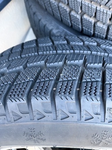 【急募】バリ溝！ガリ傷なし！ホイール付きスタッドレスタイヤ&ナットセット　215/60R16