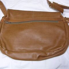 革製のショルダーバック　男性用の画像