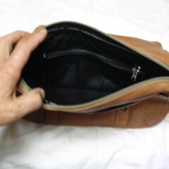 革製のショルダーバック　男性用の画像