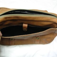 革製のショルダーバック　男性用の画像