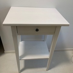 IKEA ベッドサイドテーブル の画像