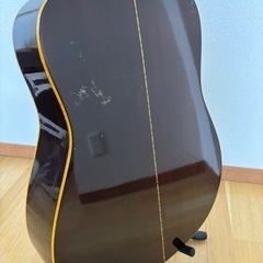 古いYAMAHAアコースティックギター、スタンド付きの画像