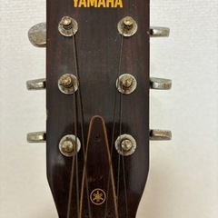 古いYAMAHAアコースティックギター、スタンド付きの画像