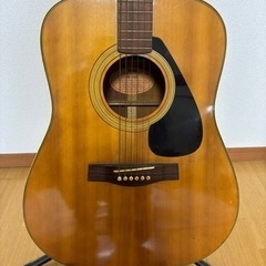 古いYAMAHAアコースティックギター、スタンド付きの画像