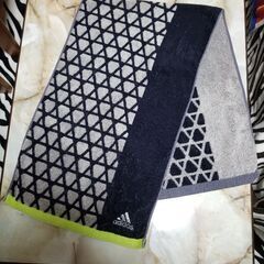 お年玉セール。早い者勝ち。750円→500円。adidasスポー...