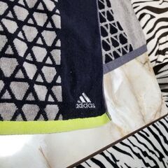 お年玉セール。早い者勝ち。750円→500円。adidasスポーツタオル。美品。の画像