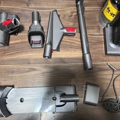 Dyson  掃除機　ダイソンsv10コードレスクリーナー(v8 fluffy extra)　クリンヘッド5点の画像