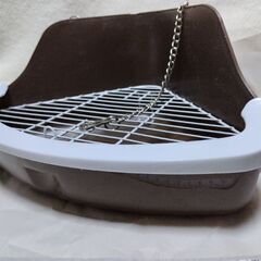 【中古】うさぎ用品: トイレ、草でできたハウス(?)