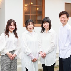 週休2日〜3日と完全個室で、身体と精神的な負担を減らした、長く続けて働くことのできる美容室です     「プライベートも充実させられるから、仕事もしっかりと続けていくことができる。」     当店では、     ・心と身体の負担を減らし、穏やかな気持ちで美容師を続けたい   ・子供がいても、将来に不安なく美容師を続けたい     といった方々が働きやすい環境を整えています。の画像