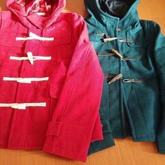 赤と緑のダッフルコートの画像