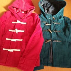 赤と緑のダッフルコートの画像