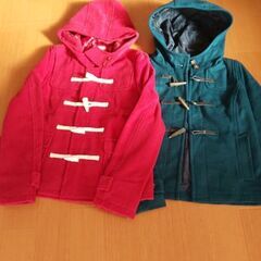 赤と緑のダッフルコートの画像