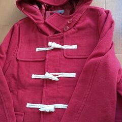 赤と緑のダッフルコートの画像