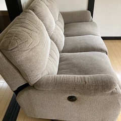 急ぎです　3人掛け電動ソファ　グレー　取りに来ていただけるかたの画像