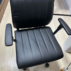 デスク・チェア・キャビネットの画像