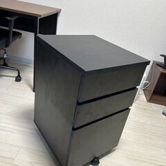 デスク・チェア・キャビネットの画像