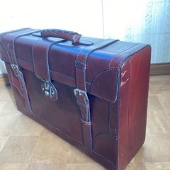 スペイン製革張りスーツケースの画像