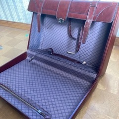 スペイン製革張りスーツケースの画像