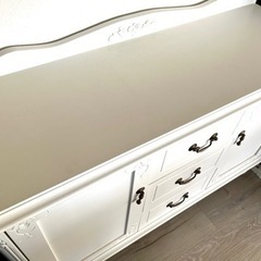 ホワイトキャビネットの画像