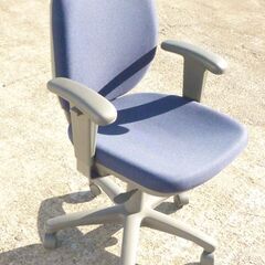 中古 事務機器のオカムラ ビラージュ オフィスチェア 肘当て付き ネイビー 事務椅子の画像