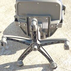 中古 事務機器のオカムラ ビラージュ オフィスチェア 肘当て付き ネイビー 事務椅子の画像