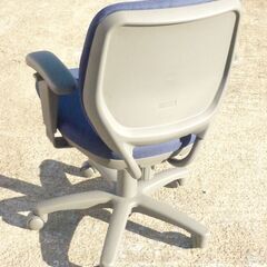 中古 事務機器のオカムラ ビラージュ オフィスチェア 肘当て付き ネイビー 事務椅子の画像