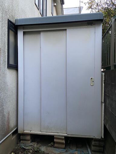 TYストックハウスの物置。1回使用の開け閉めのみだけでとてもきれいです。解体からやって下さる方に。