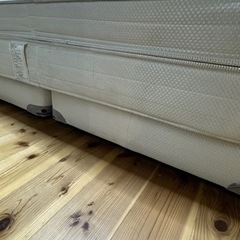 KINGSDOWN クイーンサイズベッドの画像