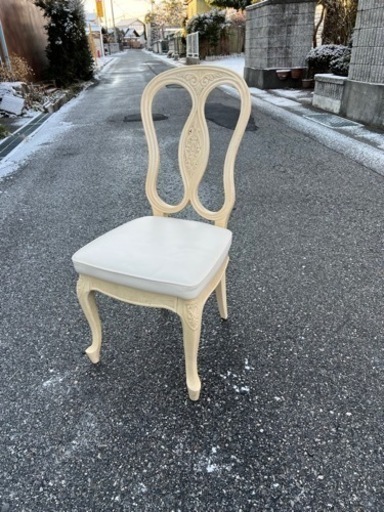 白い椅子