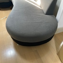 グレー　3人掛けソファー　プラス足置きの画像