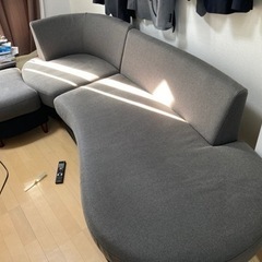 グレー　3人掛けソファー　プラス足置きの画像