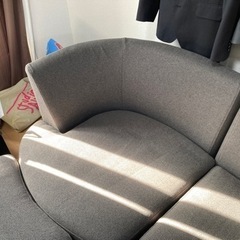 グレー　3人掛けソファー　プラス足置きの画像