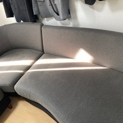 グレー　3人掛けソファー　プラス足置きの画像