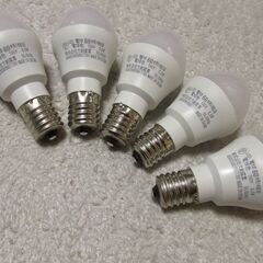 ダイソーＬＥＤ電球、口金Ｅ１７サイズ、電球色６０ＷのＬＥＤ球、５個セットの画像