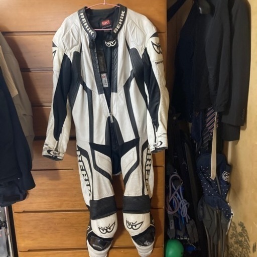 ライダースーツ