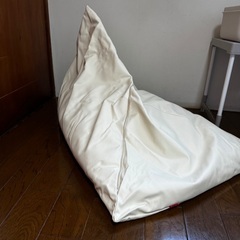 ハナロロの、フェイクレザービーズクッションの画像