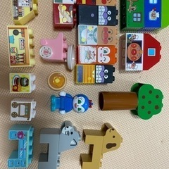 アンパンマンブロック　基本のセット内容と別途購入分もプラスで入っています。全て拭き掃除済みの画像