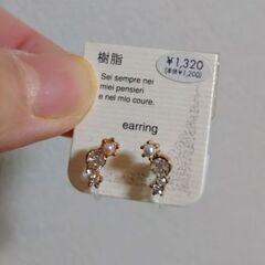ストーンがキラキラしてかわいいイヤリング